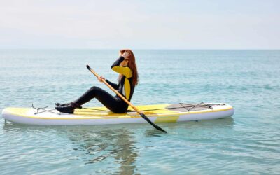 Stand up paddle board woman paddleboarding on beach Activités nautiques - 5 bonnes raisons de choisir la côte Atlantique