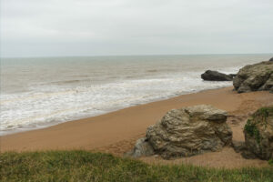 Plage sur la corniche Vendéenne et rochers de schiste Plage sur la corniche Vendéenne et rochers de schiste
